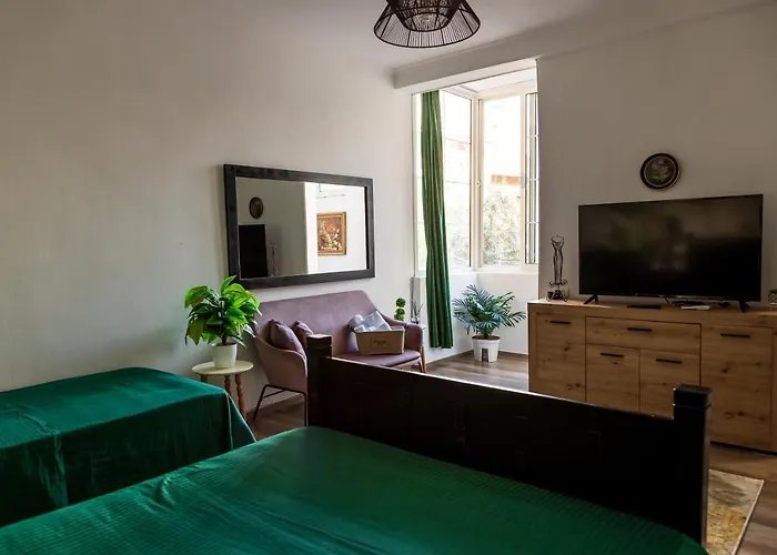 The Tropical House * 地拉那